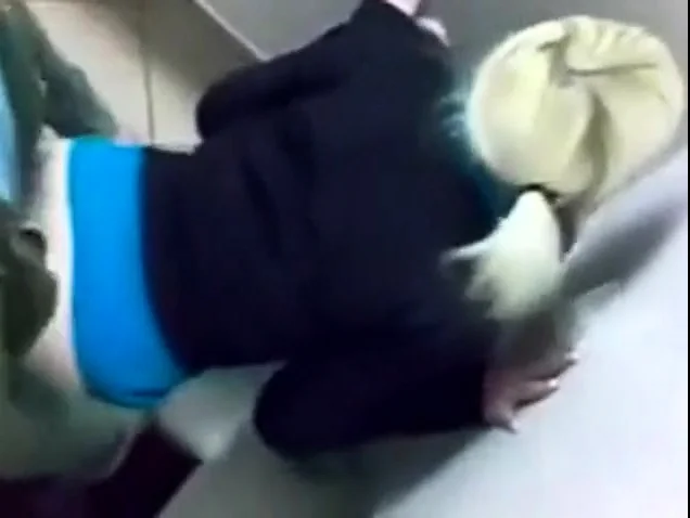 Blondes Paerchen fickt auf dem Schulklo!