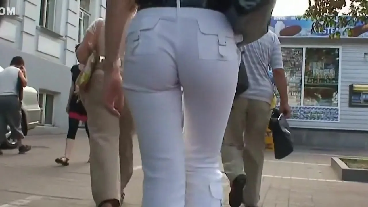 Jogging girl got a great bubbly ass