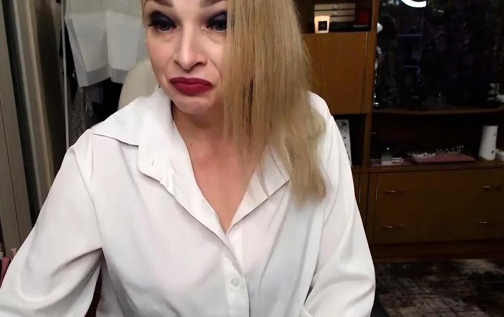 Amateur Latina Milf Masturbates on Cam