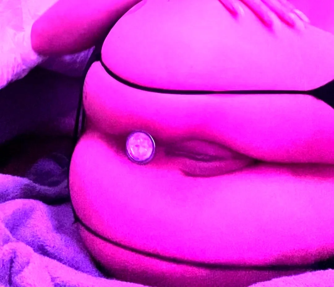 Solo hoe spreading ass and pussy after toying masturbation