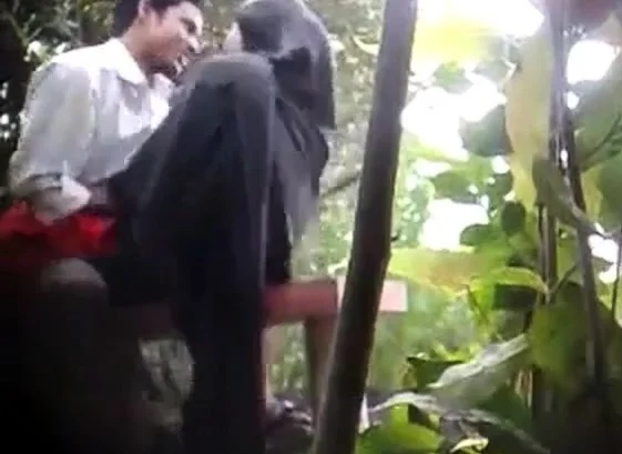 BanglaDeshi Boys and Girls Sex in Park