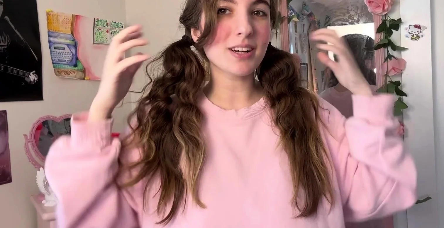 Hot amateur webcam teen masturbates for their fans