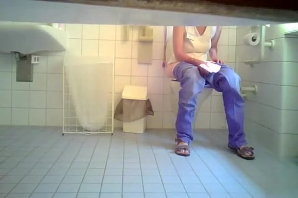 Cutie in jeans makes water in the ladies room