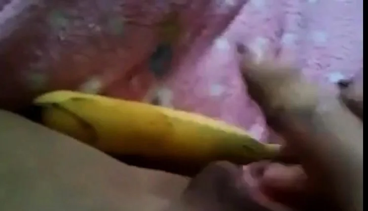 Arab slut masturbate with a big banana