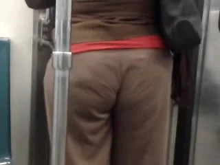 Un Rico Culito En El Metro