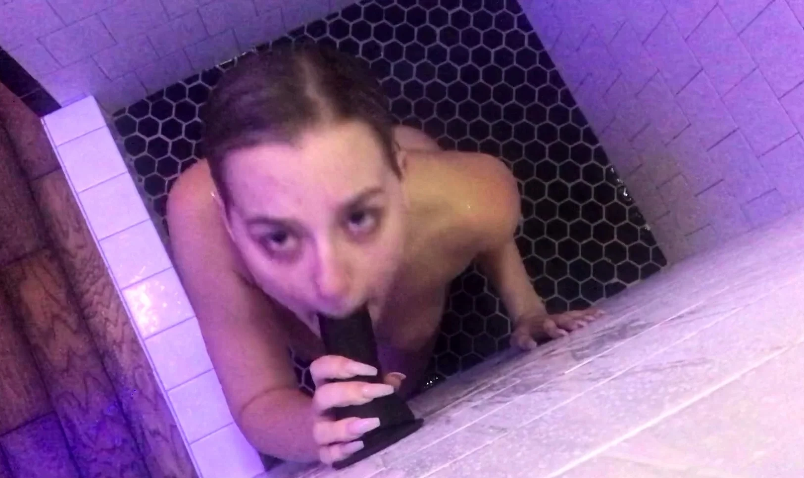 Teen brunette toys pussy and sucks dick in bath