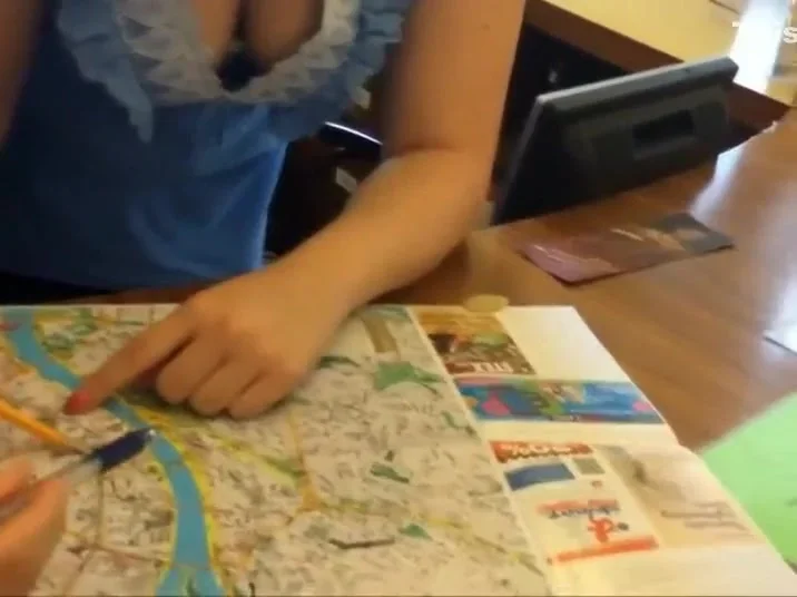 Watching tourist girl's boobs