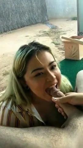 Novinha loira no quintal fazendo um boquete gostoso