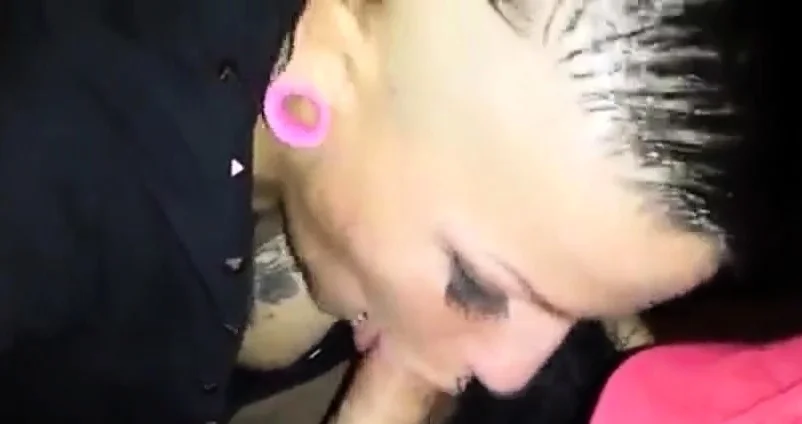 Deutsche Tattoo-Schlampe blaest und schluckt