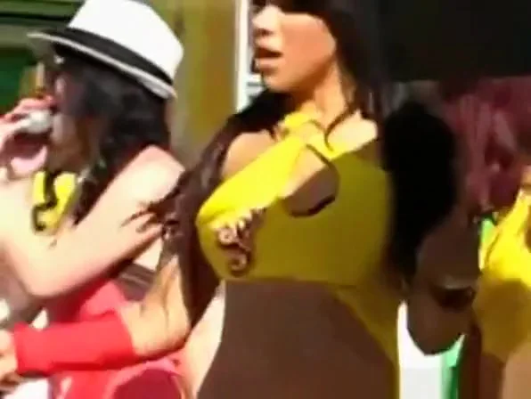 Race girls with yellow tight leggies