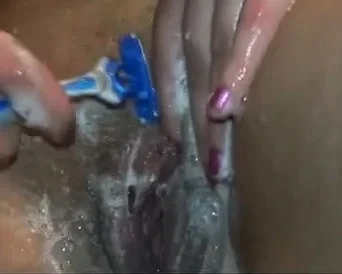Turkish girl shaving pussy in the shower
