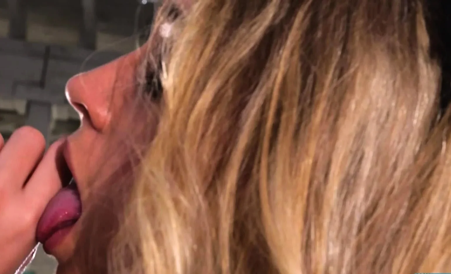 Blonde MILF Riley Anne shows perfect ass