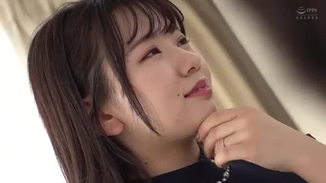 巨乳美人妻が旦那様の目の前で生脱ぎでセクシーランジェリー姿でエッチな撮影