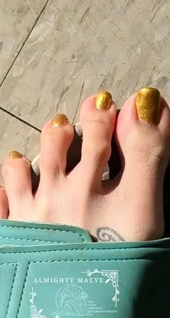 Amateur Foot Fetish Girlfriend Sucks and gives a Footjob