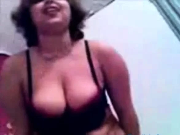 Arabian Milf on cam show her amazing body