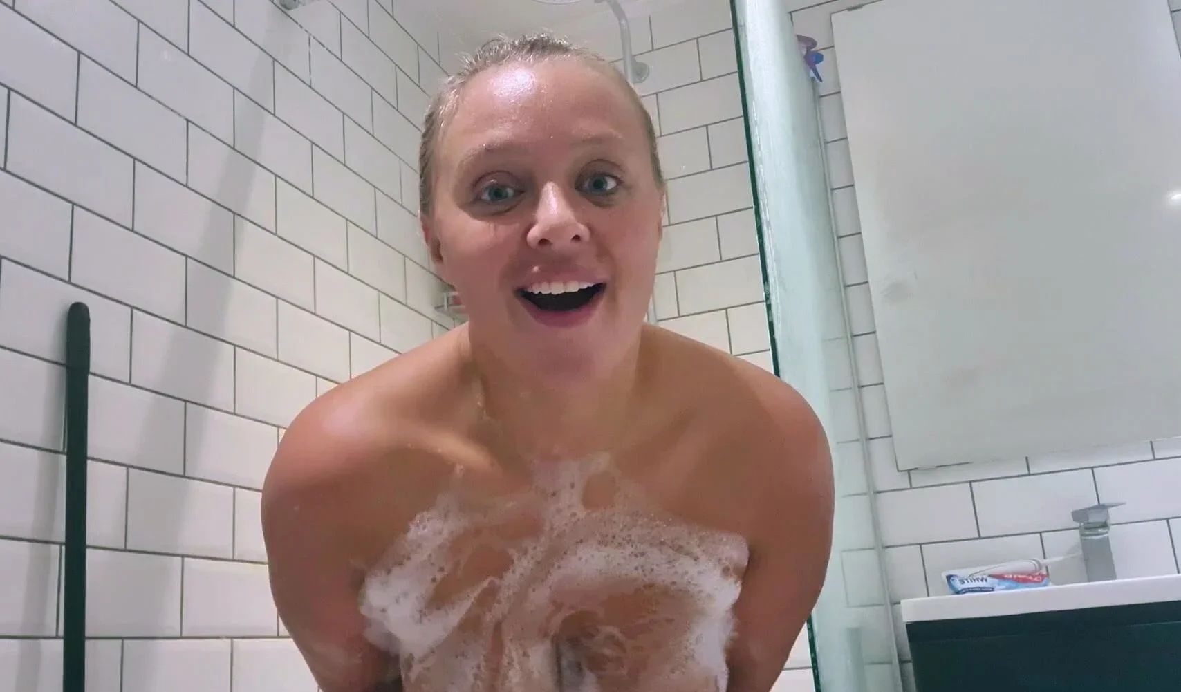 Amateur blonde masturbate when taking shower