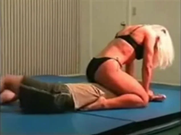 mixed wrestling fbb Christine Fetzer bodybuilder scissors 2