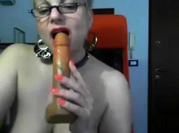 Hot mature woman naked on cam