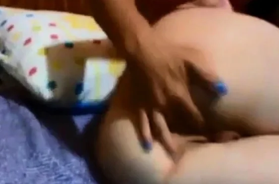 Novinha com fogo no cu enfiando o dedo