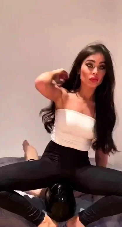 PUSSY BABE BRUNETTE masturbating