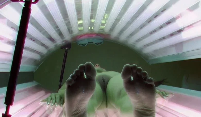 Gypsy playing with her pussy in solarium