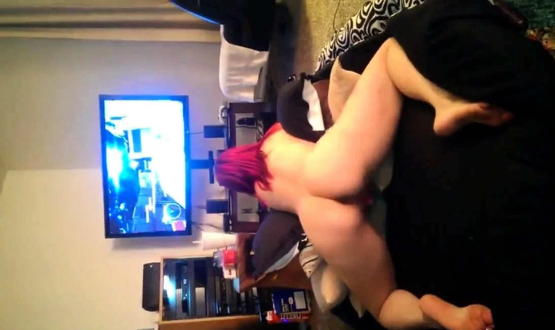 Hot redhead shakes ass while gaming