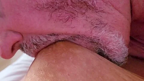 Rozando con la polla el pezon