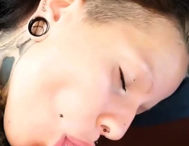 Tattoo-Schlampe lutscht die Morgenlatte!