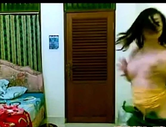 Indonesian Babe's Joged Keong Lonte Striptease