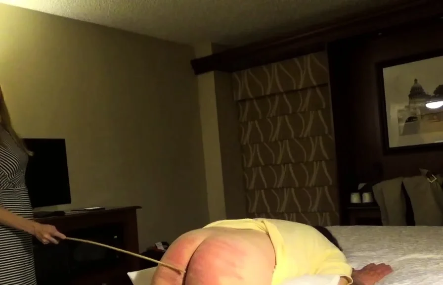 Amateur Foot Fetish Girlfriend Sucks and gives a Footjob