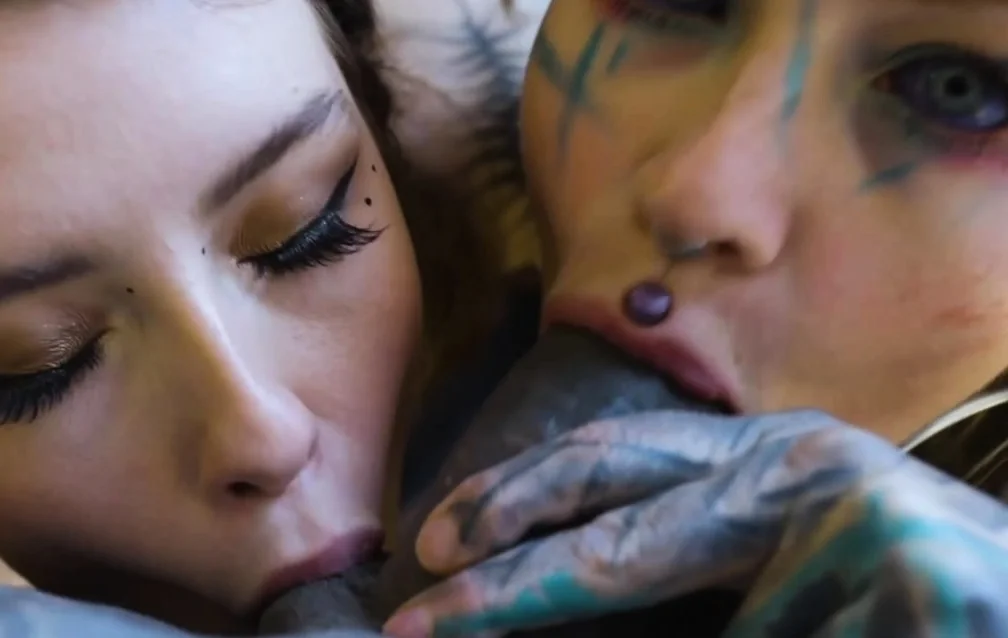 Alt punk girls Anuskatzz and Eden share a tattooed cock