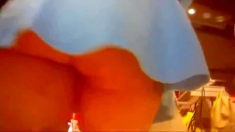 Laetitia 16. Dans un centre commercial