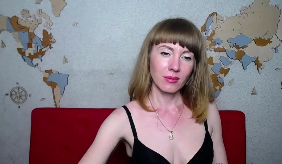 Ukrainian amateur MILF flashes tits on webcam