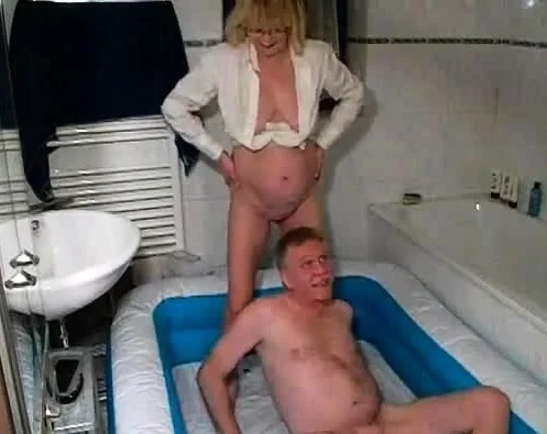 Pissen und Ficken imPool