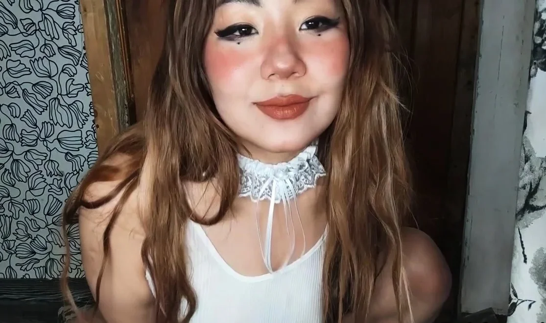 Mom Lian masturbates in pantyhose