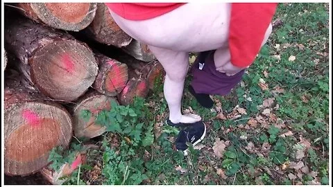 Leg Dich Auf Den Baumstamm Und Spreiz Die Beine Zum Pussy Schlagen