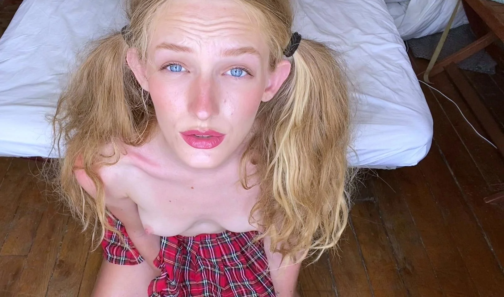 Amateur Webcam Cute Teen Plays Solo with Big
