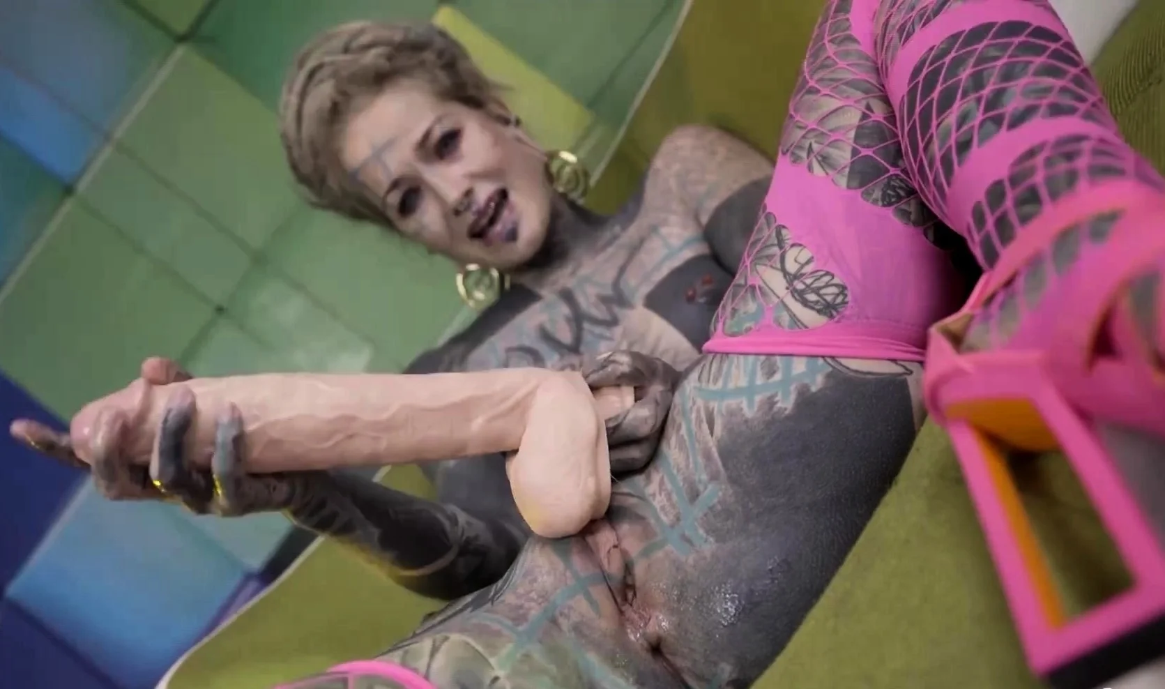 Heavily tattooed Anuskatzz stretches her ass
