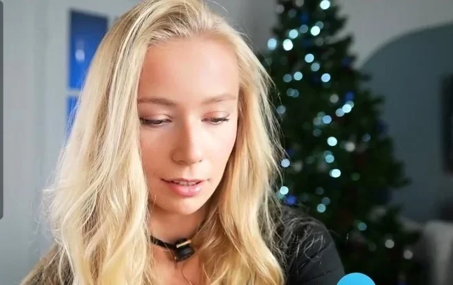 Amateur blonde babe masturbates on cam