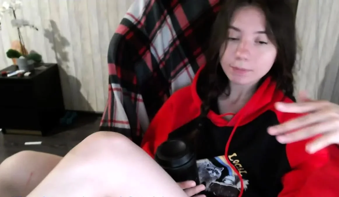 Beauty small tit amateur teen masturbating her shaved pussy