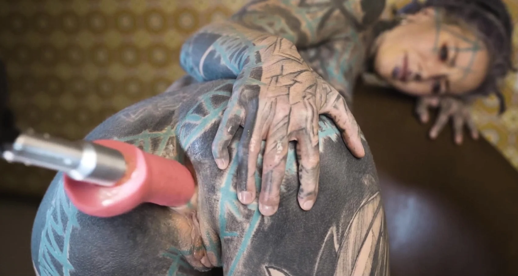 Anuskatzz testing a fuck machine in her ass