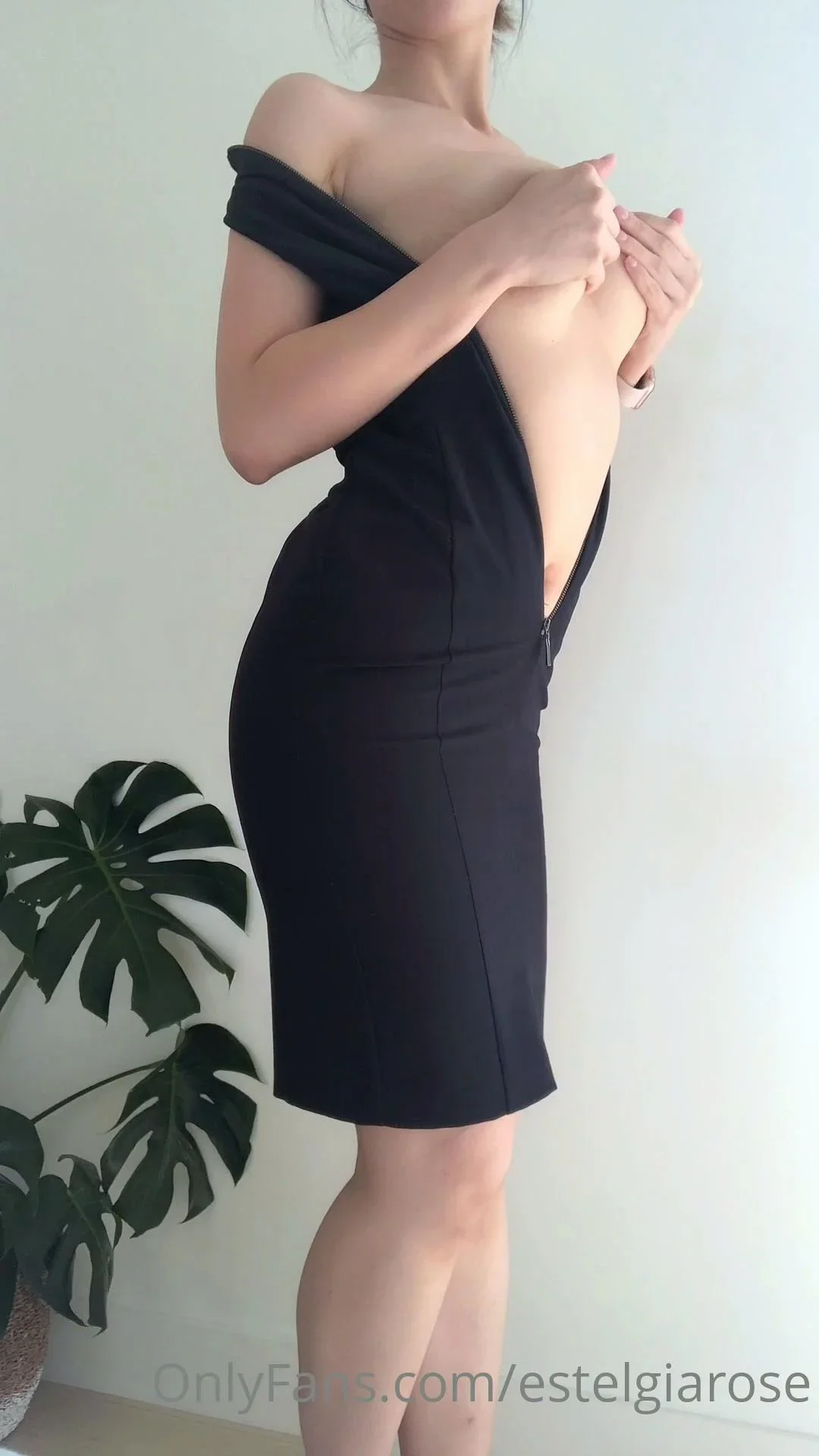 Amateur Asian babe solo masturbation