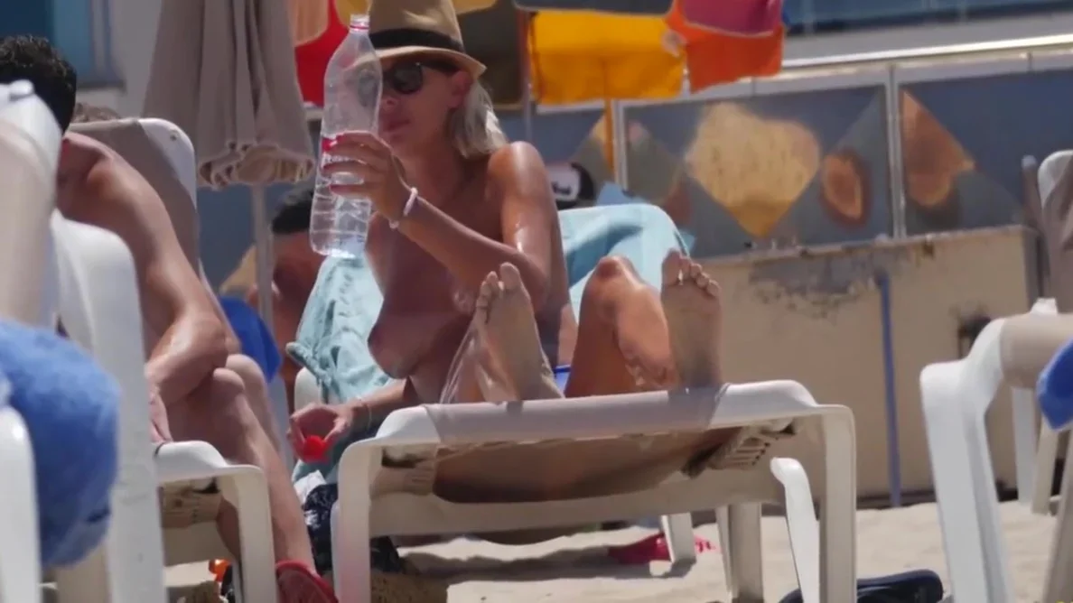 NICE BOOBS ON THE BEACH