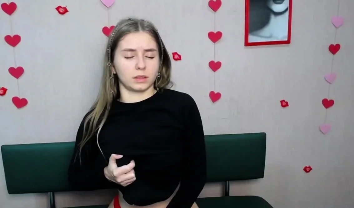 Blonde Ukrainain masturbates on webcam