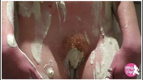 Petit Essai Dargile Blanche Sous La Douche