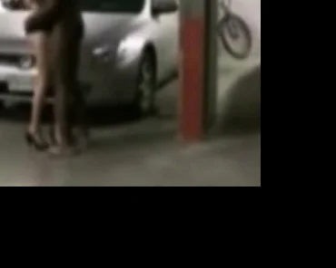 Grosse pute prise dans un parking