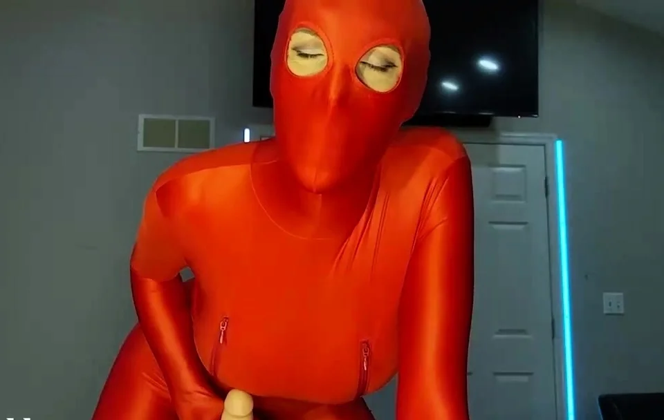 Lina Blackly – Mommy’s Red Zentai Seduction