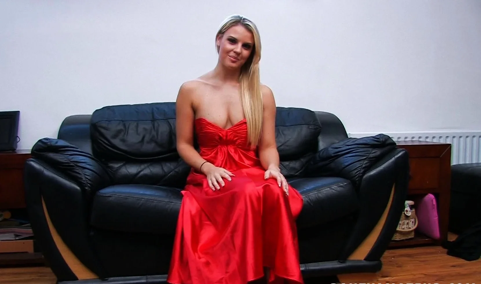 Hawt blonde Babe plays Solo in the xxx video