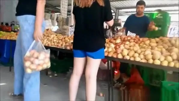 Leegings ass at food market