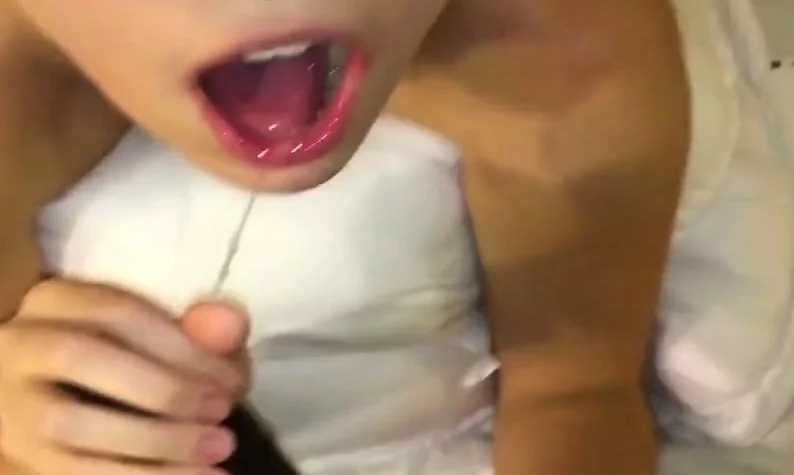 Ragazza fa un pompino ad un cazzo nero